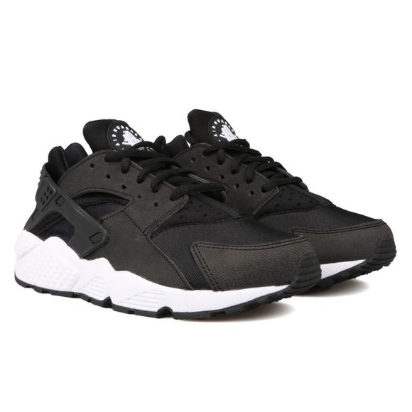 Nike Shoes - Nike Air Huaraches